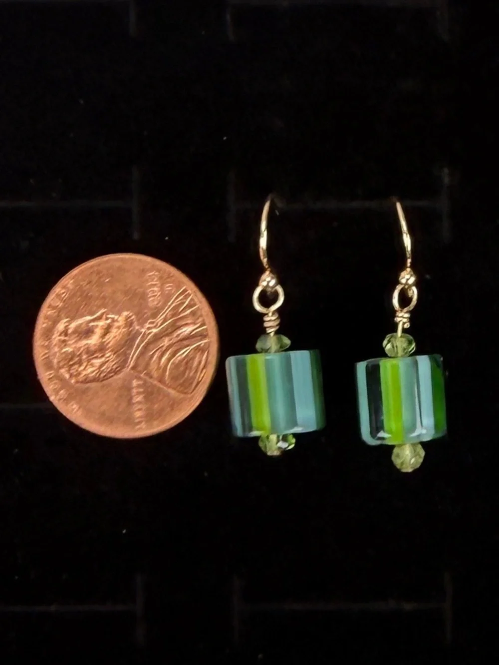 Vintage simple, goldtone Green Glass pierced Earrings